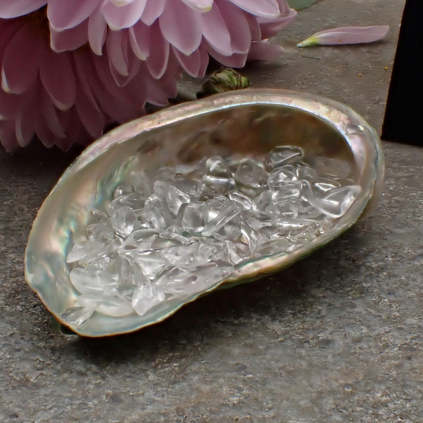 paua schelp met bergkristal sieraden en trommelstenen reinigen en opladen