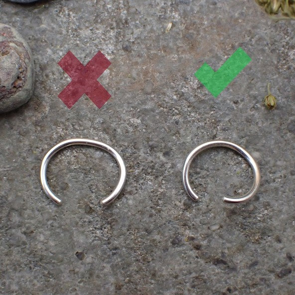instructiefoto voor buigen van oor piercing dwars buigen in plaats van uit elkaar trekken