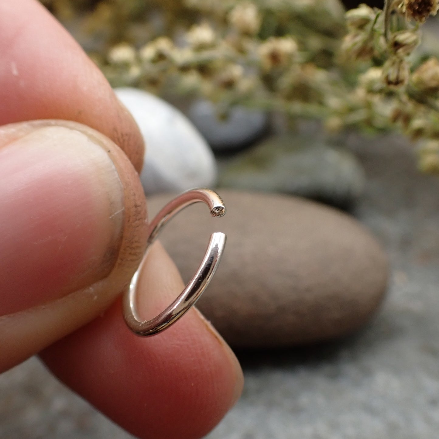afgeronde zachte uiteindes van oorschelp ring