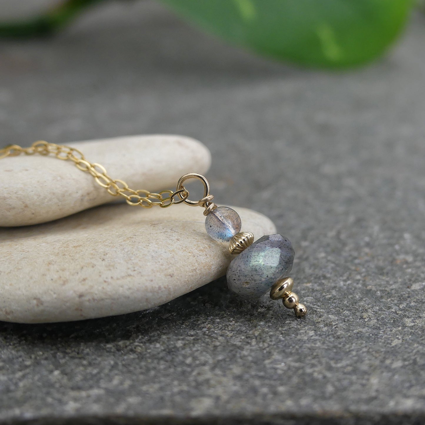 labradoriet rondelle edelsteen pendel ketting met gestreept element in gold filled