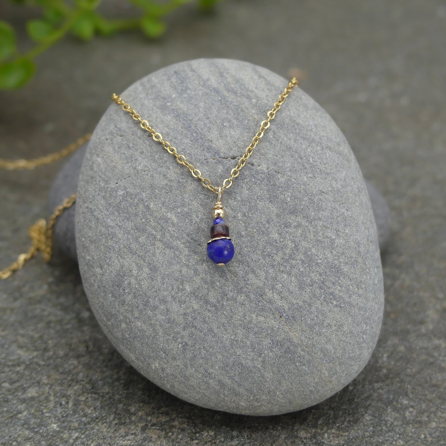 handgemaakte gouden ketting met blauwe bedel van lapis lazuli