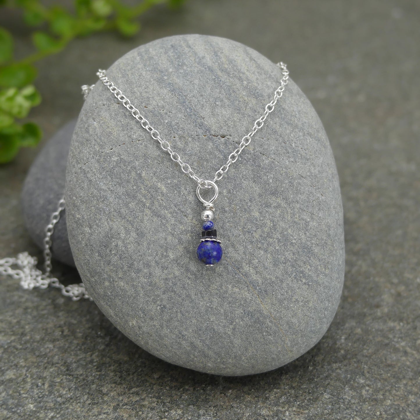 handgemaakte ketting van zilver met blauwe lapis lazuli druppel hanger