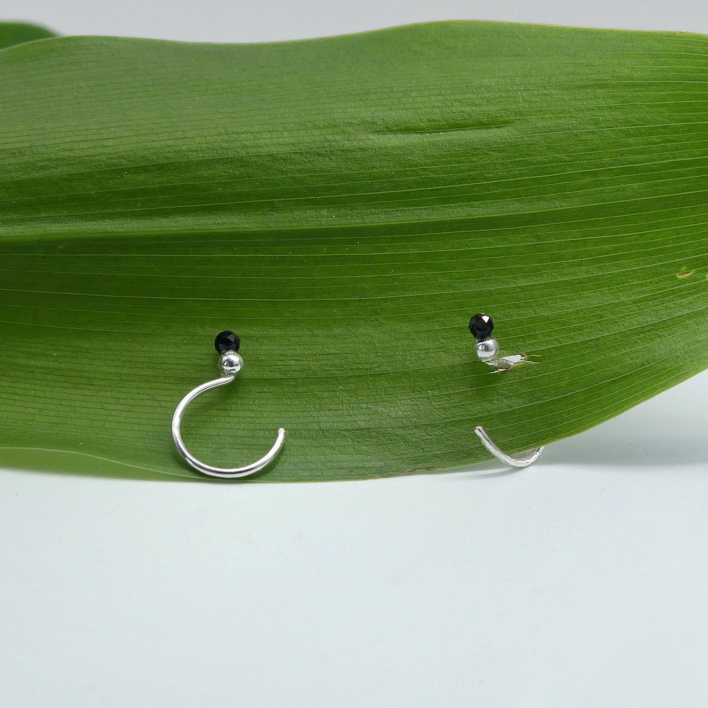 kleine zilveren oorbellen met spinel kraaltje en zilveren knopje per paar of per stuk
