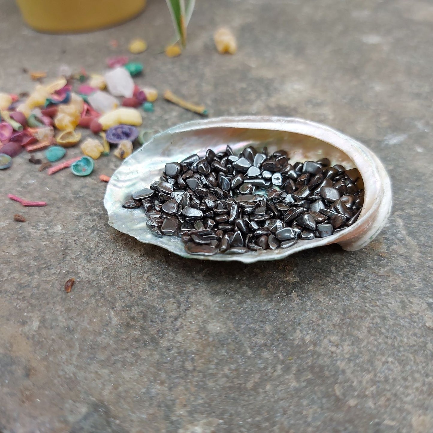 paua schelp met hematiet om edelsteen sieraden te reinigen van energie