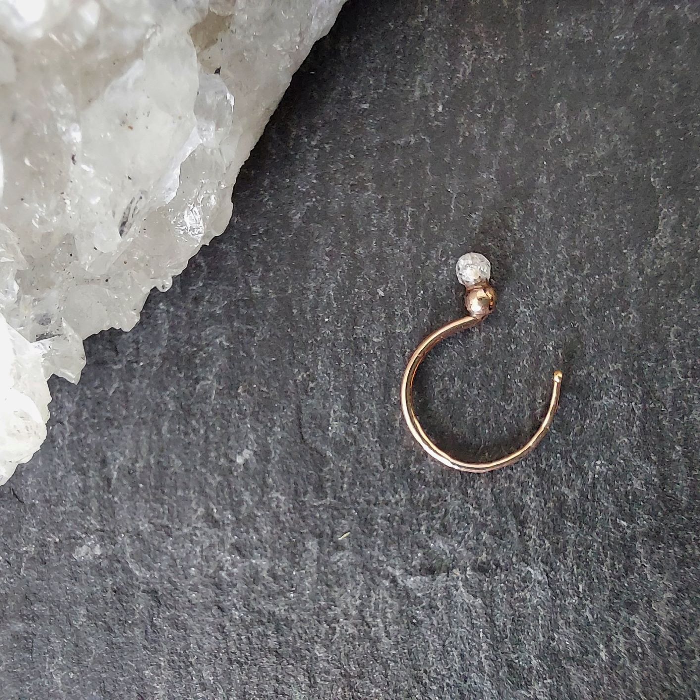 8 mm oorknuffel oorringetje goud gevuld met witte edelsteen van bergkristal