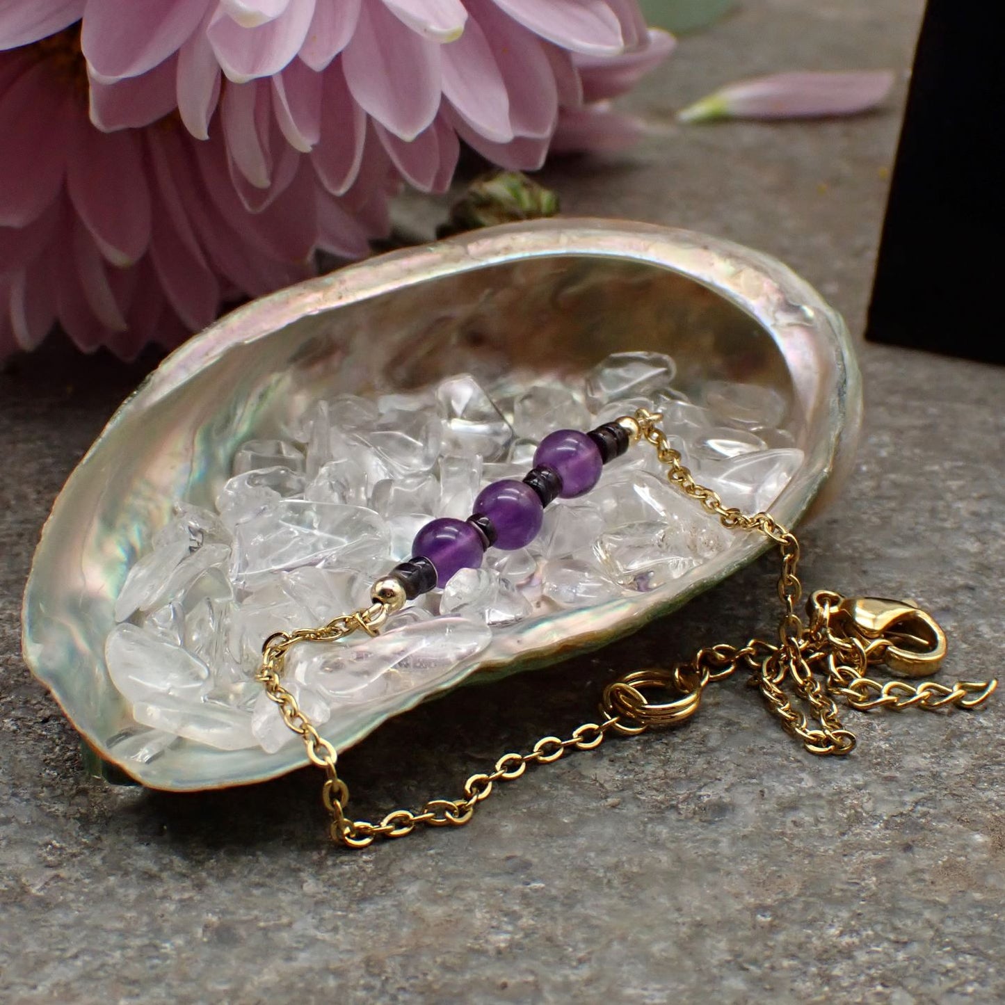 paarse edelsteen armband in kleine paua schelp met bergkristal om sieraden op te bergen en op te laden