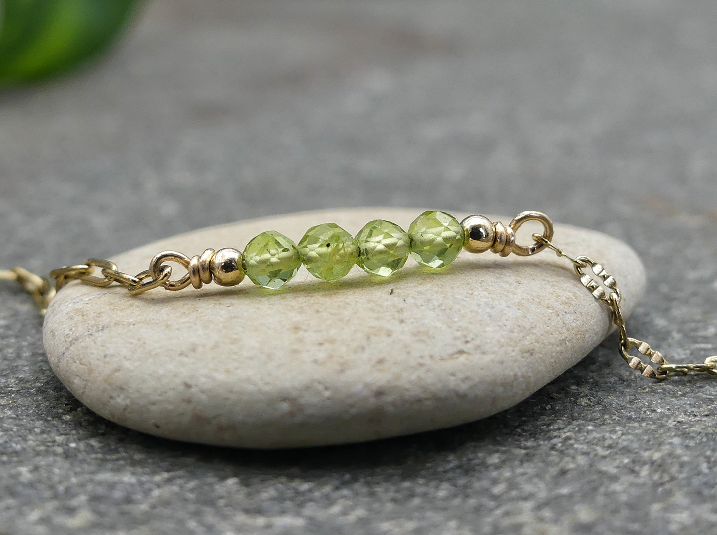 4 groene steentjes in fijne schakelarmband van gold plated rvs en gold filled afwerking