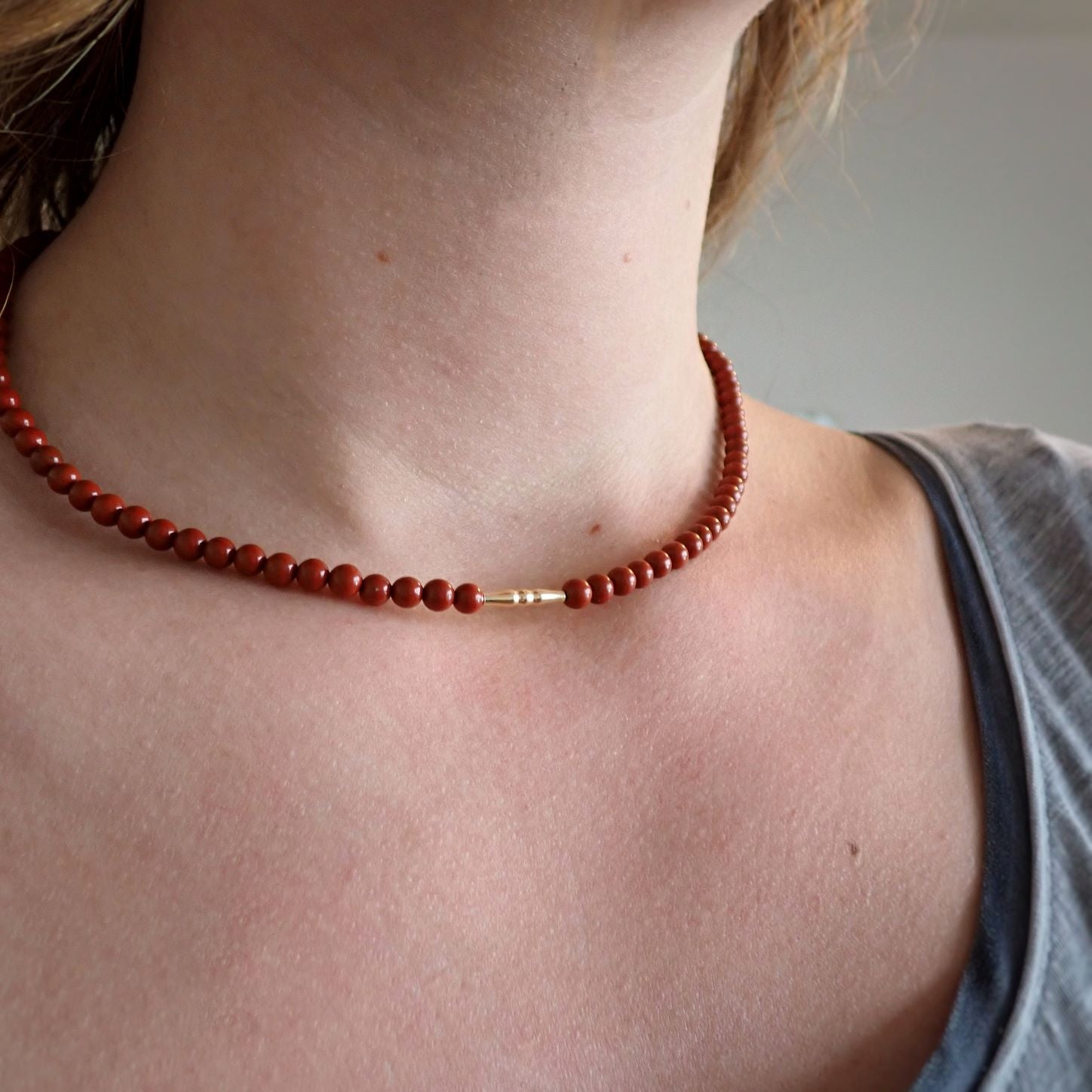 ketting van 40 cm met kralen 4mm van rode jaspis en gouden elementen