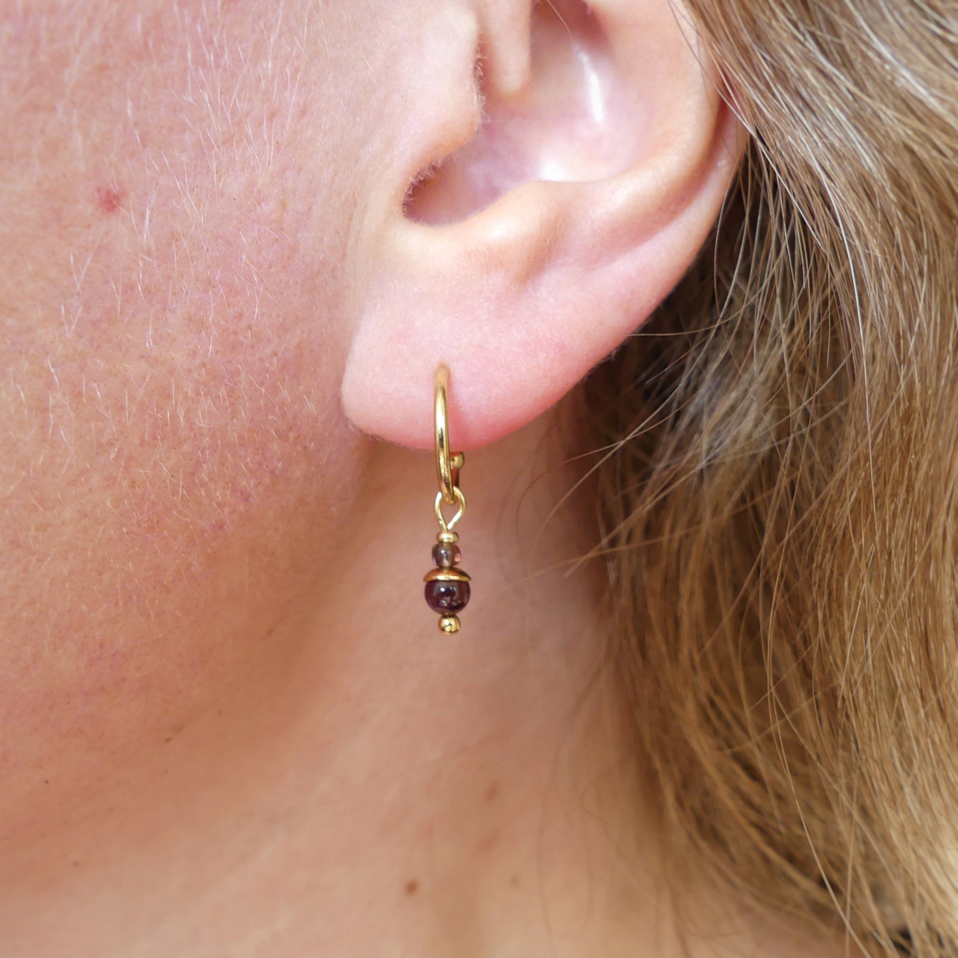 oor met goud geplateerde dangle oorsteker met edelsteenbedel