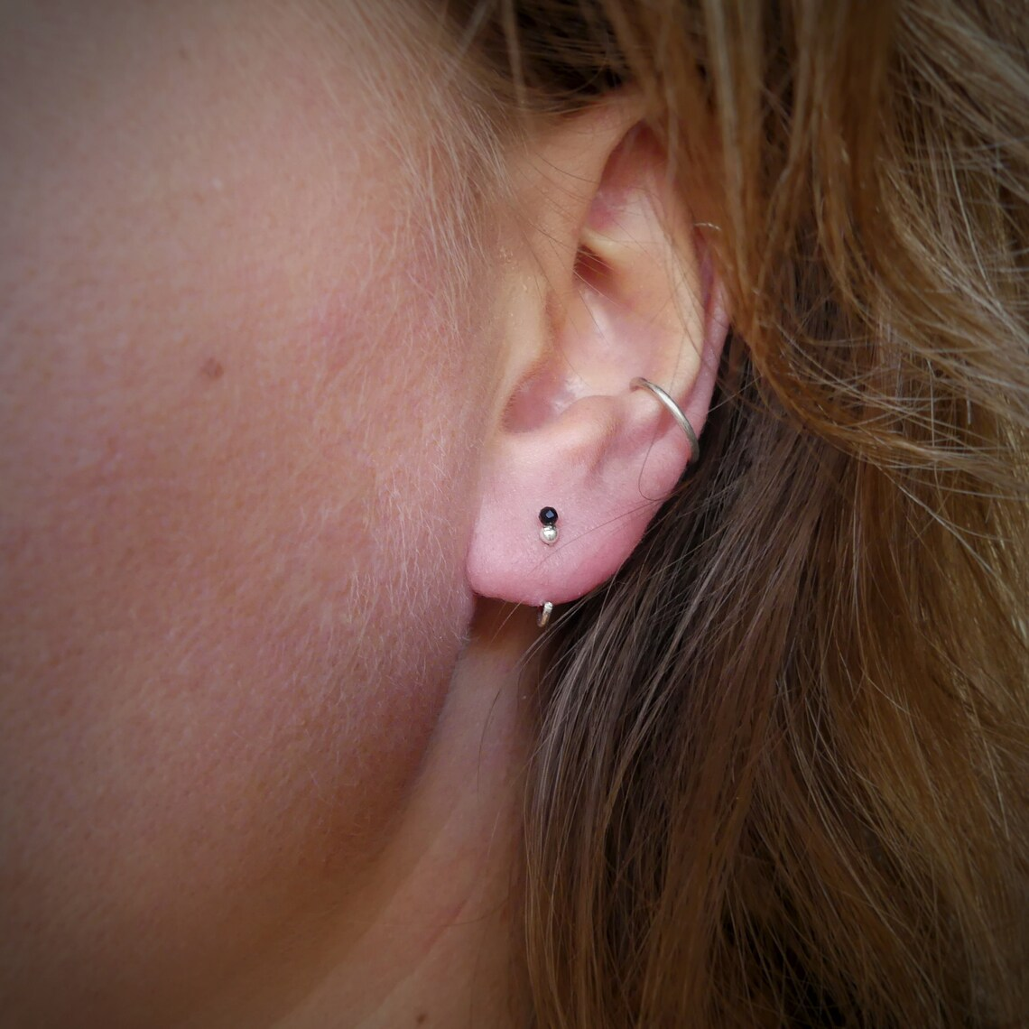 kleine zilveren oorbel met zwart spinel steentje voor oorlel of kraakbeen helix piercing