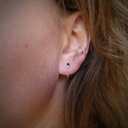 kleine zilveren oorbel met zwart spinel steentje voor oorlel of kraakbeen helix piercing