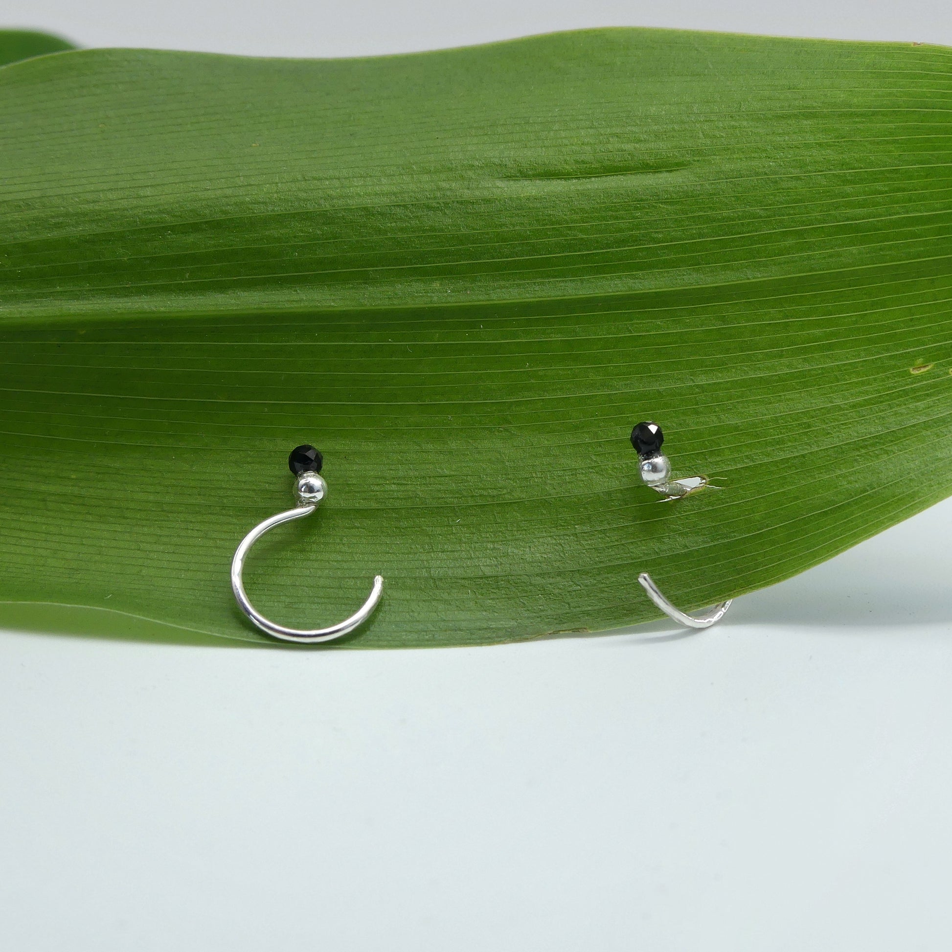 kleine zilveren oorbellen met spinel kraaltje en zilveren knopje per paar of per stuk