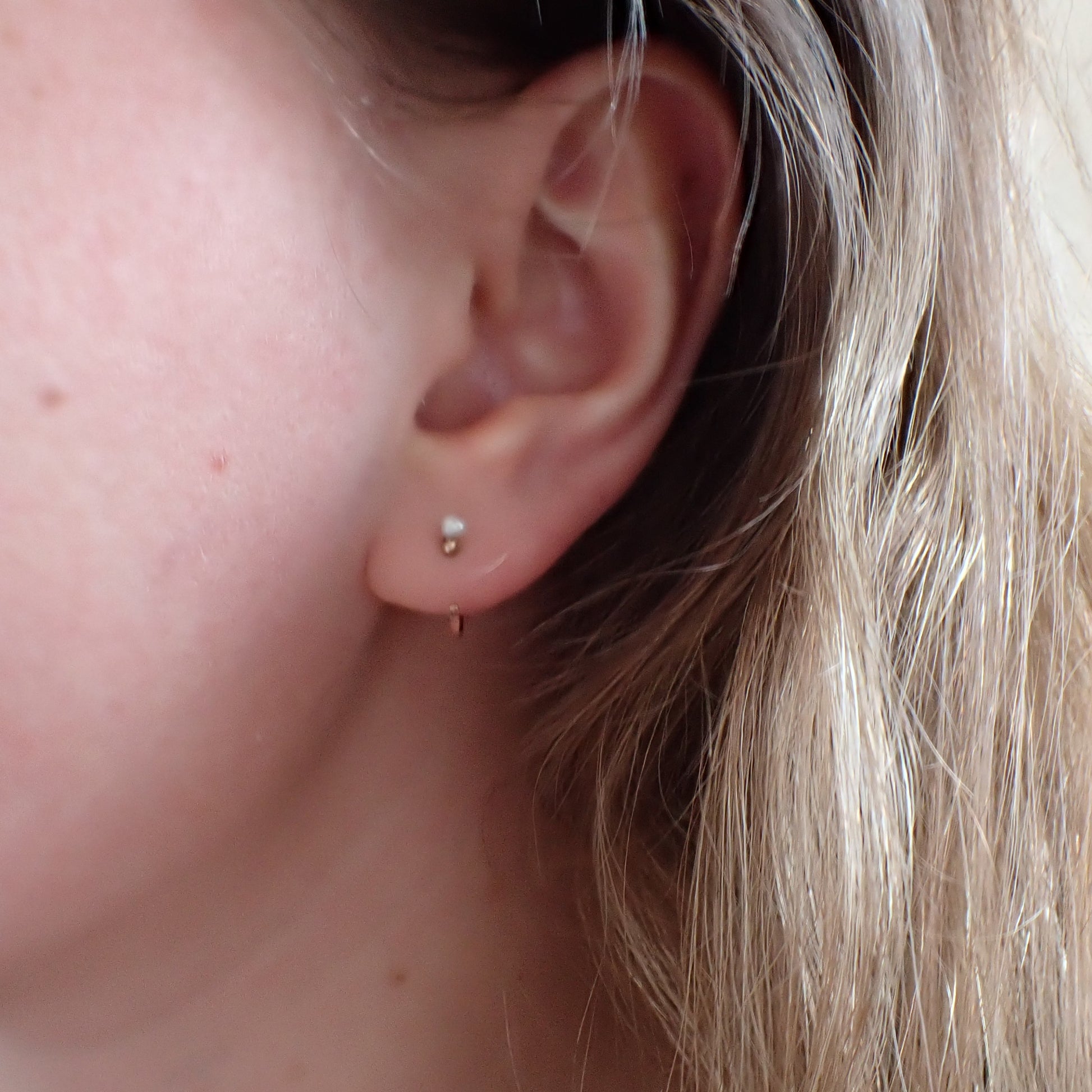 minimalistische oorbel voor helix met parel in rose goud