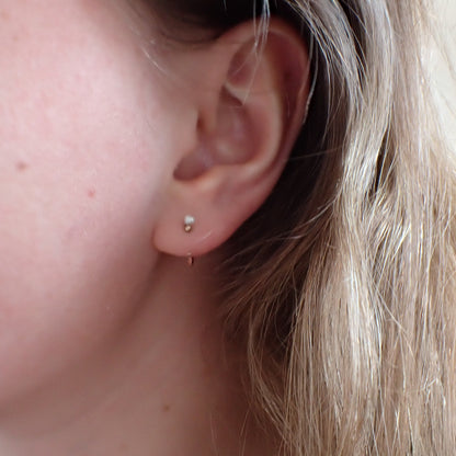 minimalistische oorbel voor helix met parel in rose goud