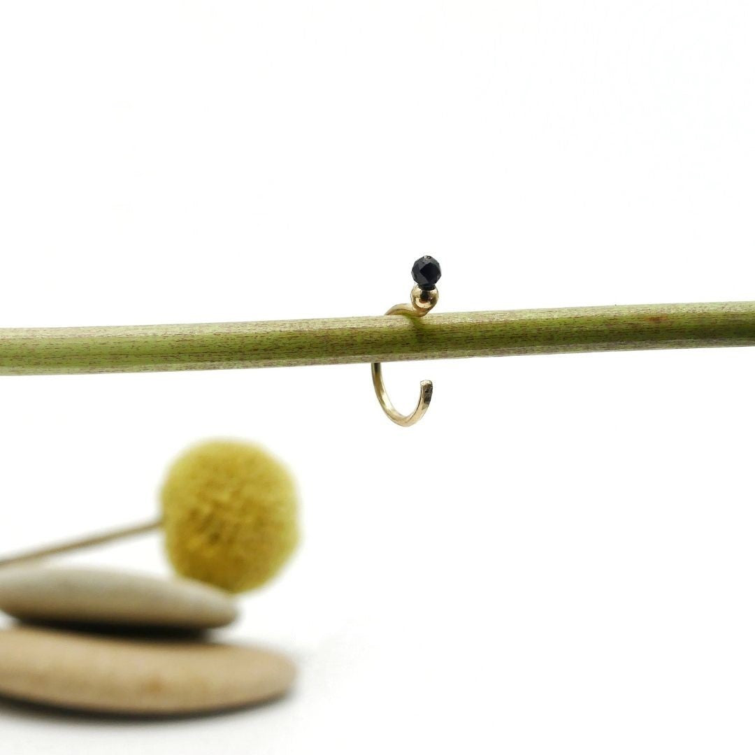 gouden huggie hoop oorbel met zwarte kristal
