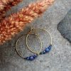 goudkleurige hoepel oorbellen met lapis lazuli